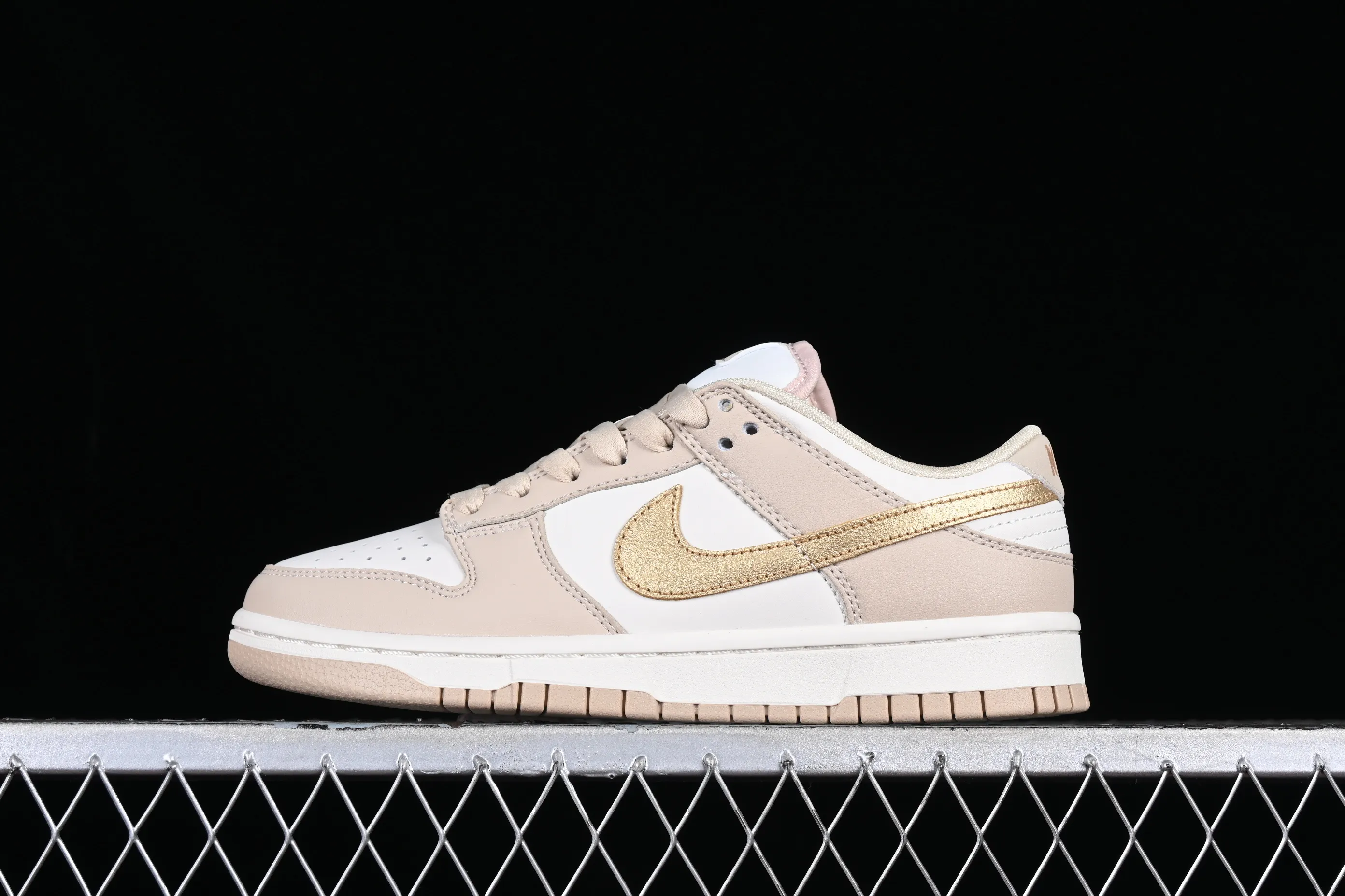 All categories Nk SB Dunk series Nk SB Dunk Low low-top sneakers F version Nk Dunk Low beige gold hook SB low-top sports and leisure sneakers DX5930-001